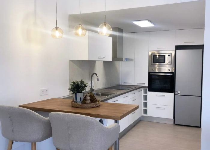 Montaje de cocina con muebles hasta el techo